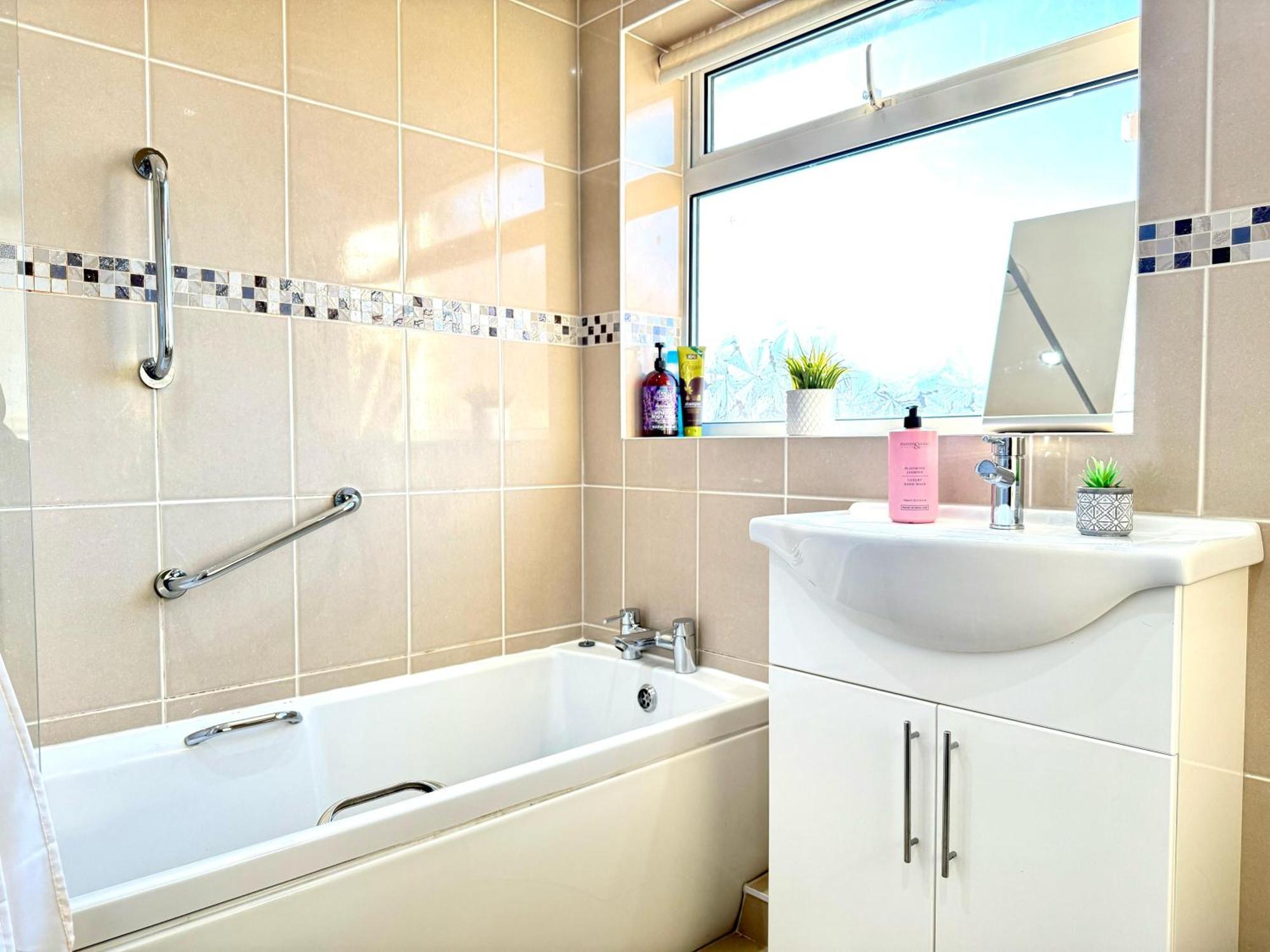 Stylish 3-Bedroom House With Garden & Free Parking'S, Prime Location With Private Garden Kidlington Exterior photo